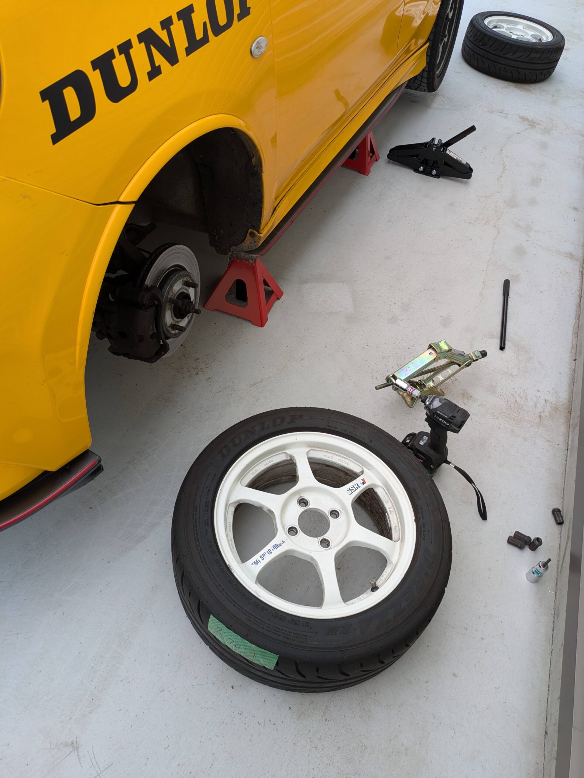 西田君、頑張って試合用タイヤに交換しています